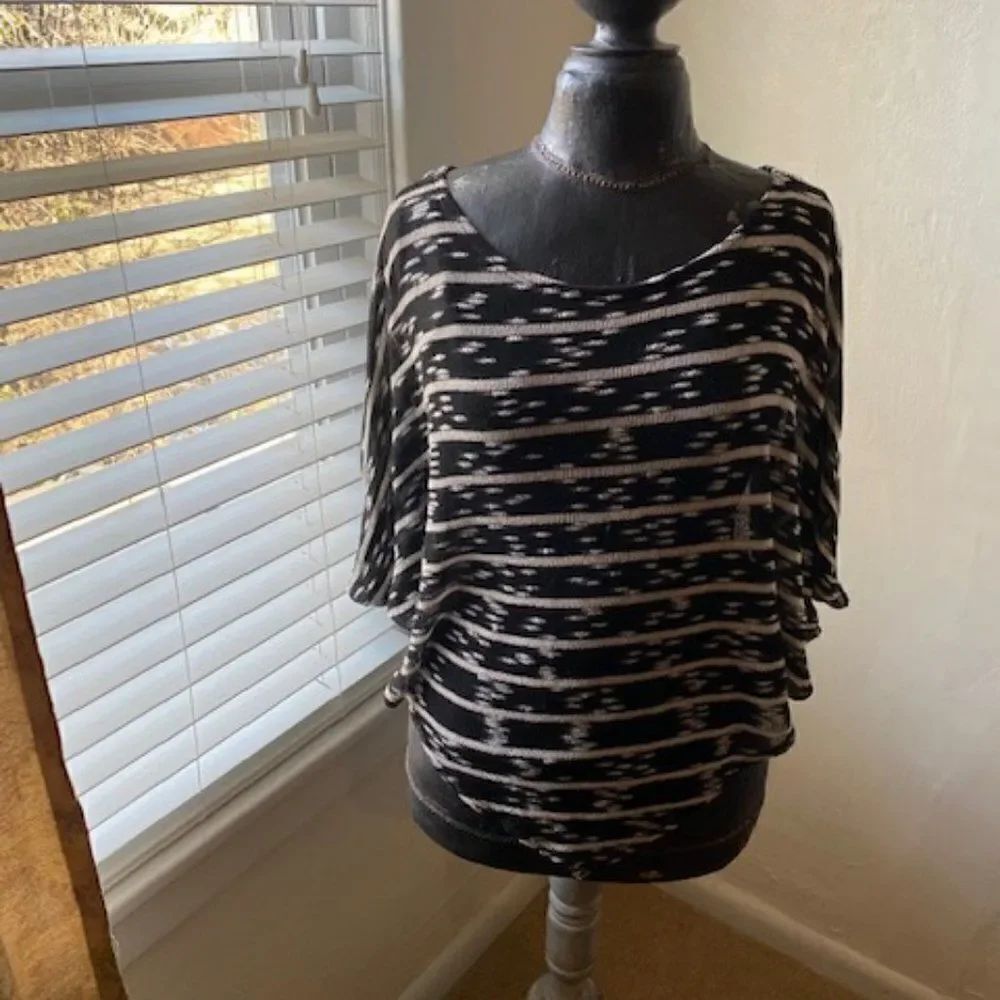 Chenault Black White sweater with domain sleeves, size Large
